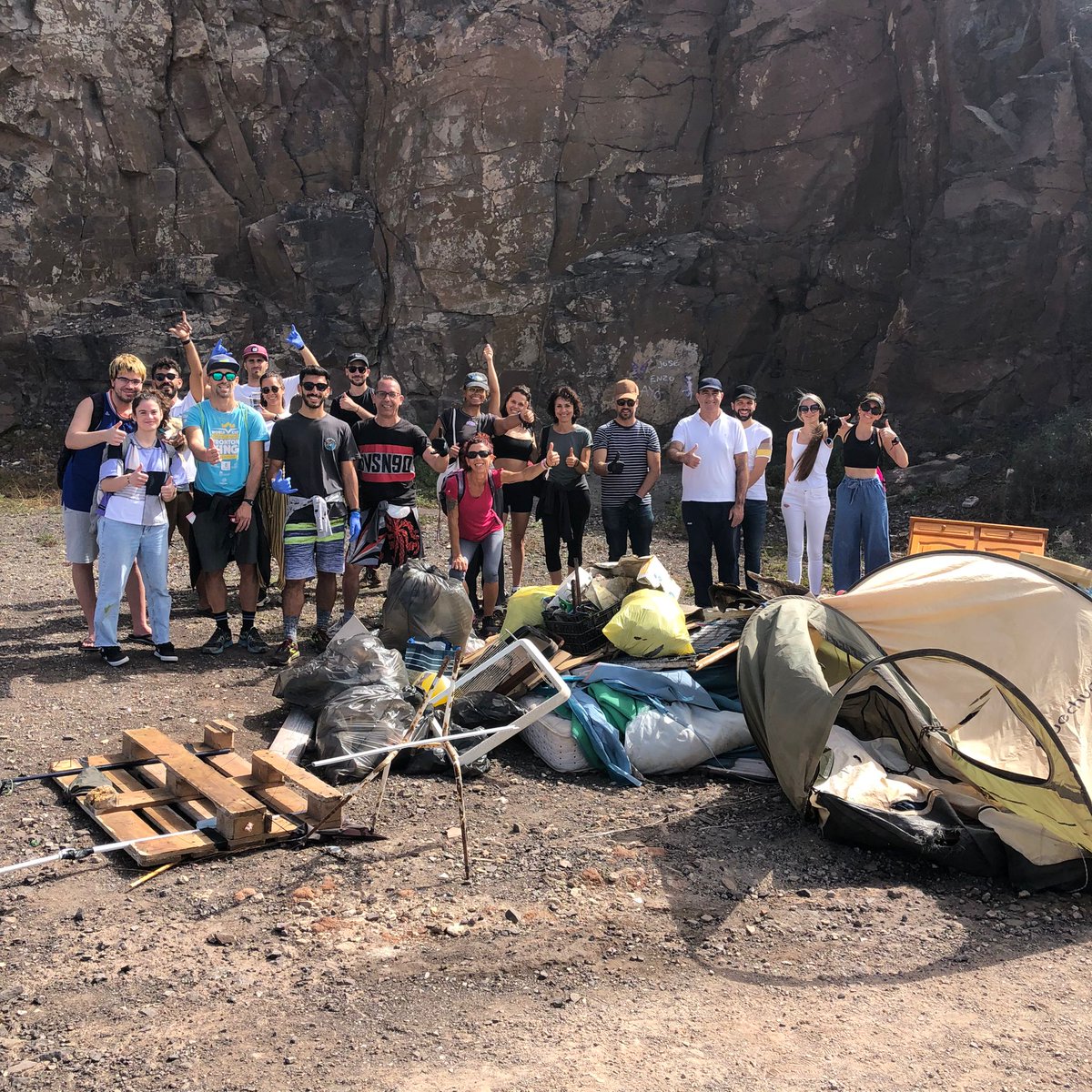 LasCanteras's tweet photo. Este domingo la Asociación de Socorristas de Canarias (ASOCAN) y voluntarios realizaron una limpieza en El Confital. Increíble la basura recogida. Gracias https://t.co/yjCbEbJcL1