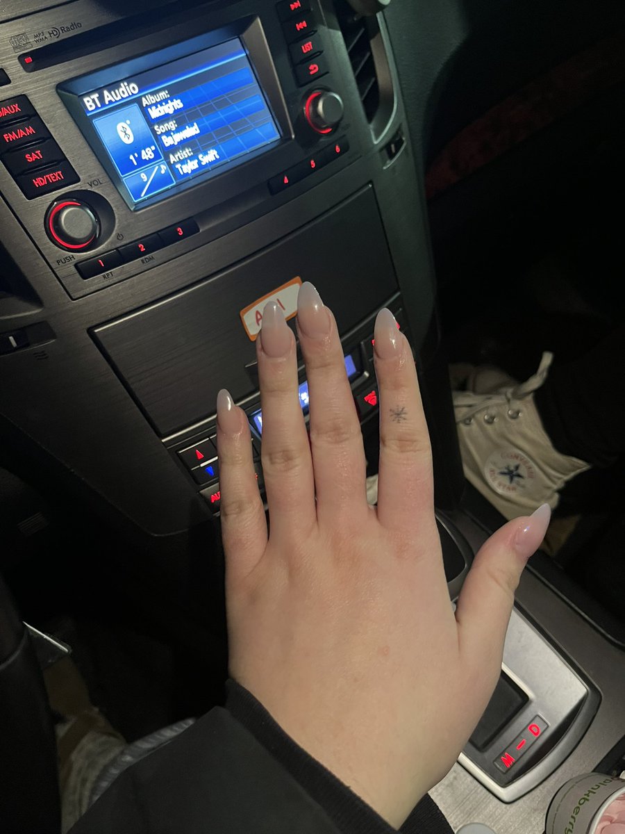 magicsfunny's tweet photo. 🍧 nails and pinkberry matching. mini pomegranate with no toppings https://t.co/ClPzO7pLtU