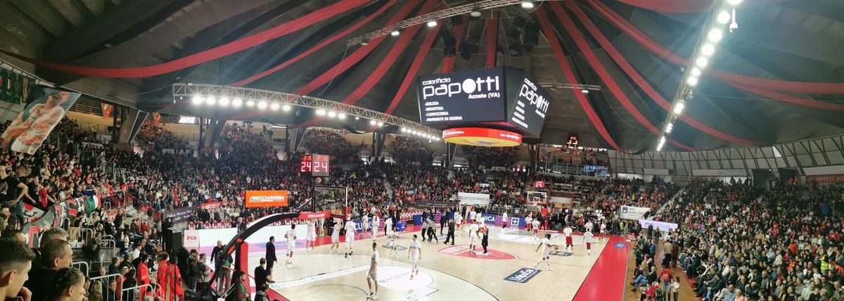come_la_moto's tweet photo. Pazzo per te!
#GoVarese ⚪ 🔴 🏀
#VarMil
#SerieAtipo https://t.co/6VI8s7Q4Cp