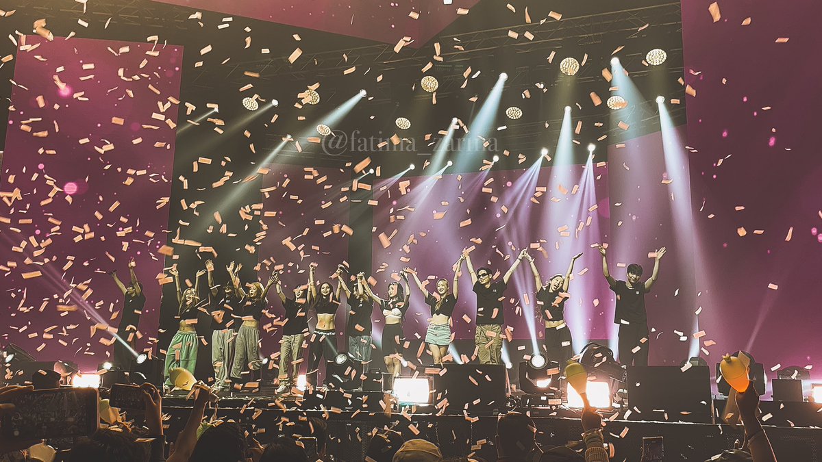 fatima_zarina's tweet photo. By far one of the best concert I have gone to. Mamamoo’s vocals prowess and stage presence is illegallll 👌🔥🚨 

Paano mag move on @glaizaredux @majisagan? 😩😩😩 #MYCONinMNL #MAMAMOOinPH https://t.co/jA15wtEhwg