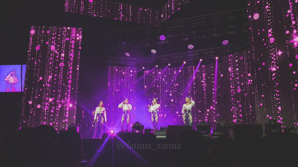 fatima_zarina's tweet photo. By far one of the best concert I have gone to. Mamamoo’s vocals prowess and stage presence is illegallll 👌🔥🚨 

Paano mag move on @glaizaredux @majisagan? 😩😩😩 #MYCONinMNL #MAMAMOOinPH https://t.co/jA15wtEhwg