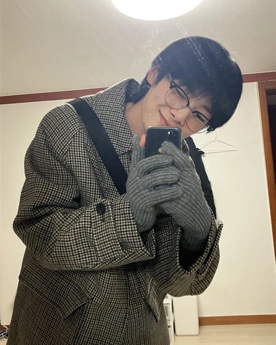 “𝘔𝘪𝘳𝘳𝘰𝘳 𝘮𝘪𝘳𝘳𝘰𝘳 𝘮𝘪𝘳𝘳𝘰𝘳 𝘰𝘯 𝘵𝘩𝘦 𝘸𝘢𝘭𝘭” Mirror selfies are currently the most efficacious selfies nowadays! Have seen how stunning the teenager is whenever he takes a photograph standing in front of a wall whilst wearing the attire that is fastened. 📸🐕