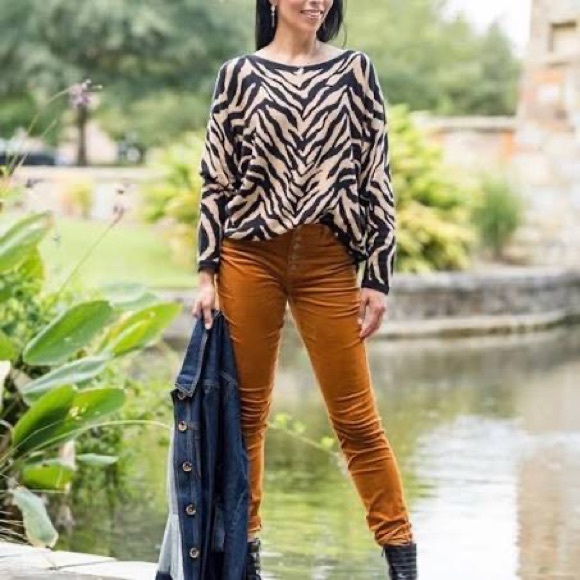 rebeccaclarkedc's tweet photo. So good I had to share! Check out all the items I'm loving on @Poshmarkapp from @FickiesenLisa #poshmark #fashion #style #shopmycloset #cabi #fendi: https://t.co/DywCfO08W8 https://t.co/QsSn1DGetR
