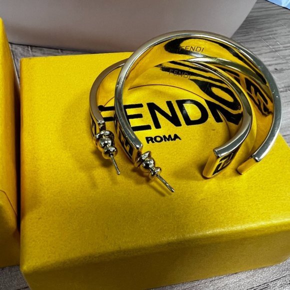 rebeccaclarkedc's tweet photo. So good I had to share! Check out all the items I'm loving on @Poshmarkapp from @FickiesenLisa #poshmark #fashion #style #shopmycloset #cabi #fendi: https://t.co/DywCfO08W8 https://t.co/QsSn1DGetR