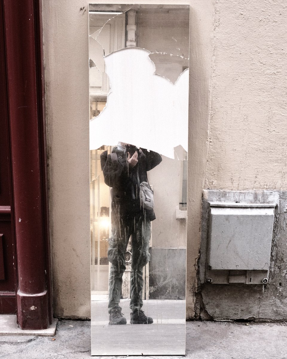 lacrampe33's tweet photo. Autoportrait
#autoportrait #selfie #moi #me #streetphotography #streetphotographer #photoderue #miroir #glace #reflet #paris #xpro2 #fujifilm #fujifilmxpro2 #paris #deambulation #promenade https://t.co/Xw2bqgWxFa