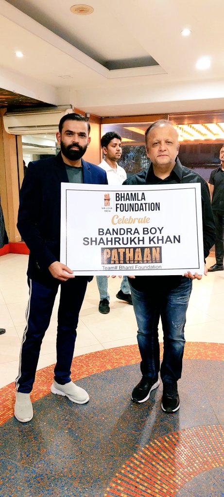 abeerkhalidali's tweet photo. @bhamlafoundatio के चेयरमैन @Asifbhamlaa जी किसी परिचय के मोहताज नहीं हैं देश में पर्यावरण के लिए उनका योगदान बेमिसाल है भामला साहब @iamsrk के करीबी दोस्त हैं #Bandraboy #SRK की फिल्म पठान अब त्यौहार बन चुकी है #teambhamla के साथ #pathaan देखना मजेदार था #theabeerkhanshow https://t.co/Se2Kq6LnDQ