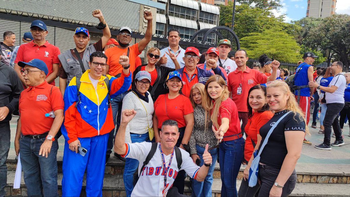 MinTrabajoVE's tweet photo. Con alegría y entusiasmo las Trabajadoras y los Trabajadores del MPPPST se unen a la Gran Marcha Tricolor en el #DiaDeLaJuventudPatriota. 

¡Tod@s nos vamos a la calle!🇻🇪✊ https://t.co/riuKwhRVhO