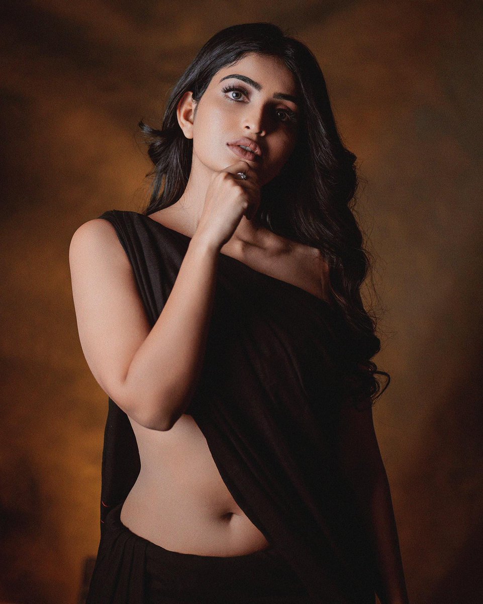 TeluguTrack's tweet photo. @AnanyaNagalla 😘😍 stunning looks 🔥🔥
#AnanyaNagalla https://t.co/1KcjqtHCzM