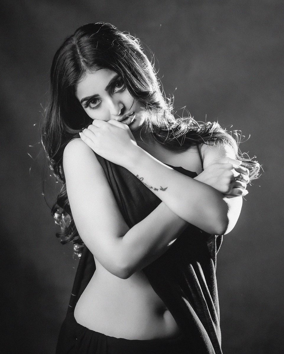 TeluguTrack's tweet photo. @AnanyaNagalla 😘😍 stunning looks 🔥🔥
#AnanyaNagalla https://t.co/1KcjqtHCzM
