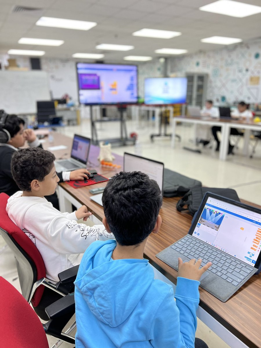 fablabjubail's tweet photo. #مقتطفات من دورة #برمجة_الألعاب للناشئين وهي من البرامج التابعة #أكاديمية_طويق #فاب_لاب_الجبيل https://t.co/yumqHTwuLj