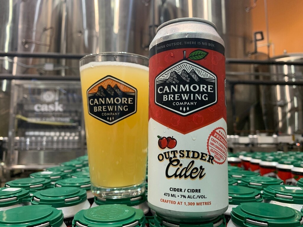canmorebrewing's tweet photo. Dry &amp; hazy ciders are hard to find. Rich apple flavours with just the right tart finish. That's what you're in for with our Outsider Cider. Find it in your local shop or here in our tap room. #drycider #applecider https://t.co/brbI6kJ401