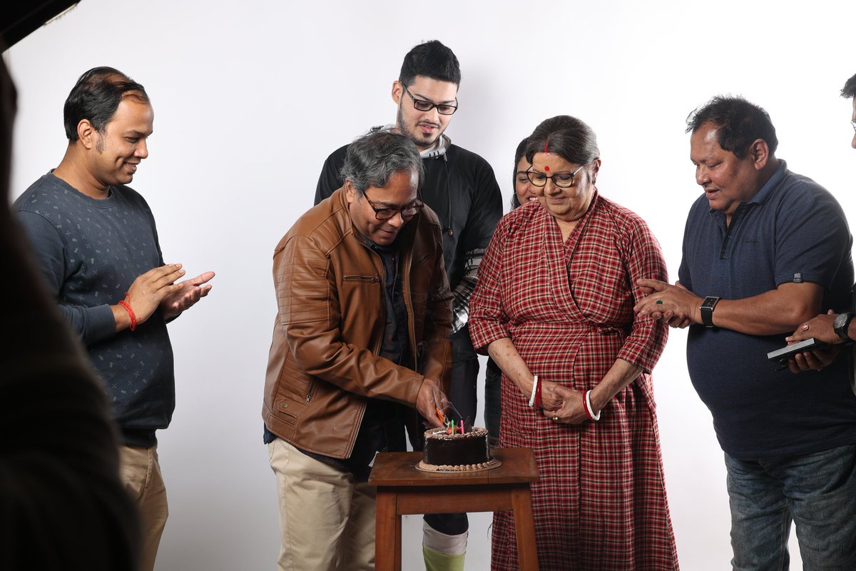 sandarcofficial's tweet photo. Moments to cherish from the poster shoot of our film #SedinKuyashaChilo & birthday celebration of our favorite #debsankarhalder.
@SGloves_You
#behindthescenes #postershoot #throwback #bengalifilm #likeandfollow #productionhouse #photooftheday #celebration https://t.co/2GYsLj1KlQ