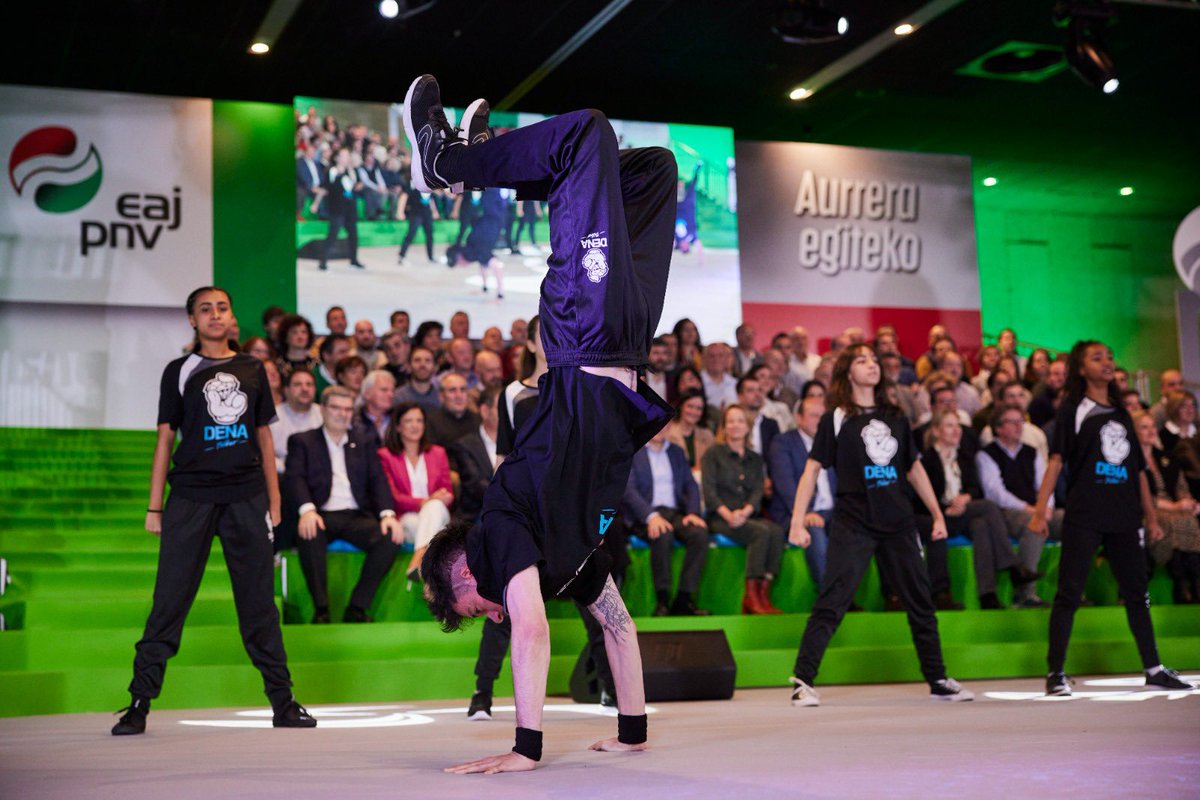 euzkogaztedi's tweet photo. 💚 𝘼𝙪𝙧𝙧𝙚𝙧𝙖 𝙚𝙜𝙞𝙩𝙚𝙠𝙤!

👉 Gizartearen aurrean aurkeztu ditugu datozen Foru eta Udal hauteskundeetarako hautagaitzak.

🙌 𝗘𝘂𝘇𝗸𝗮𝗱𝗶𝗸𝗼 𝗴𝗮𝘇𝘁𝗲𝗱𝗶𝗮 𝗽𝗿𝗲𝘀𝘁 𝗱𝗮𝗴𝗼!

#AurreraEgiteko #EuzkoGaztediaPrest #HerrizHerri #AberriaEgiten #EuzkoGaztedi @eajpnv https://t.co/RGWVo8VbuH