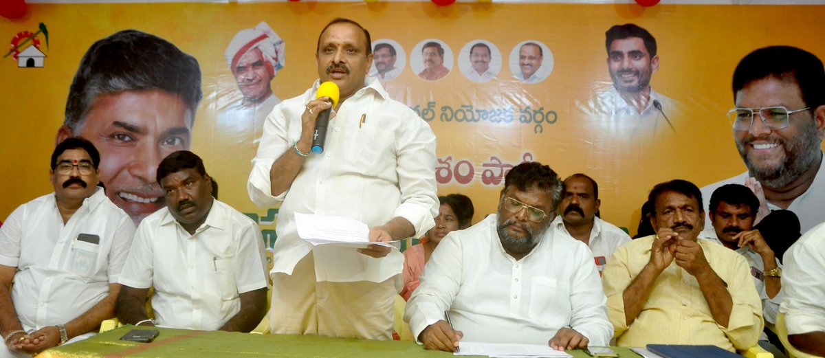 venkateswaratdp's tweet photo. పట్టభద్రుల MLC ఎన్నికల్లో టిడిపి అభ్యర్థి శ్రీకాంత్ ను గెలిపించి, నిరుద్యోగులను, ఉద్యోగులను విశ్రాంతి ఉద్యోగులను మోసం చేసిన వైసీపీ ప్రభుత్వానికి బుద్దిచెప్పాలి 
#tdp
#naralokesh
#chejarla https://t.co/BwvTupT9fg
