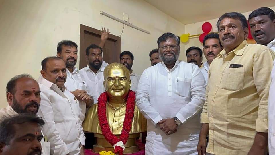 venkateswaratdp's tweet photo. పట్టభద్రుల MLC ఎన్నికల్లో టిడిపి అభ్యర్థి శ్రీకాంత్ ను గెలిపించి, నిరుద్యోగులను, ఉద్యోగులను విశ్రాంతి ఉద్యోగులను మోసం చేసిన వైసీపీ ప్రభుత్వానికి బుద్దిచెప్పాలి 
#tdp
#naralokesh
#chejarla https://t.co/BwvTupT9fg