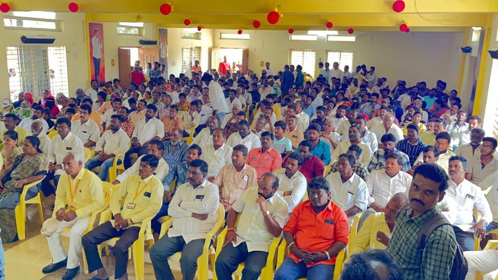 venkateswaratdp's tweet photo. పట్టభద్రుల MLC ఎన్నికల్లో టిడిపి అభ్యర్థి శ్రీకాంత్ ను గెలిపించి, నిరుద్యోగులను, ఉద్యోగులను విశ్రాంతి ఉద్యోగులను మోసం చేసిన వైసీపీ ప్రభుత్వానికి బుద్దిచెప్పాలి 
#tdp
#naralokesh
#chejarla https://t.co/BwvTupT9fg