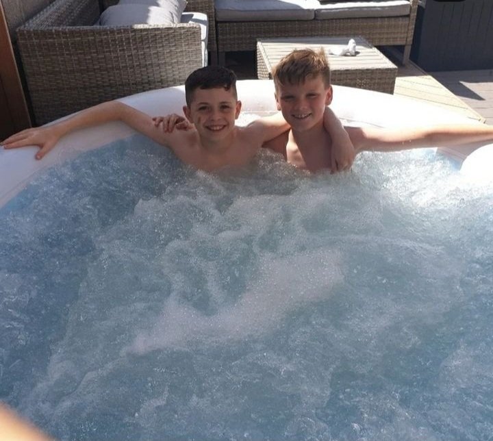 rileysimmond14's tweet photo. Me and my friend #riley #friends #gymnast #pool #friendsforlife #happy #like https://t.co/Ju5sMtlZ0f