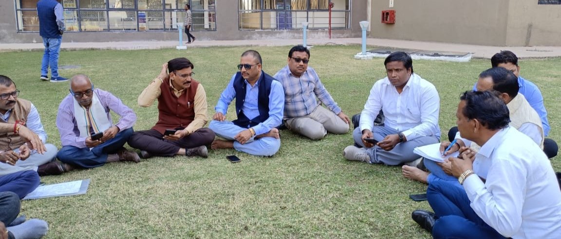 Sanjaysharmacg's tweet photo. पूर्व सेवा गणना शिक्षक मोर्चा गठित, प्रथम नियुक्ति से सेवा गणना-पुरानी पेंशन, पूर्ण पेंशन, वेतन निर्धारण विसंगति, क्रमोन्नति, पदोन्नति के लिए
@bhupeshbaghel
@ChhattisgarhCMO
@CGTA_72763
14 फरवरी सभी जिला में ज्ञापन, 15 से 19 विधायको को ज्ञापन, 20 फरवरी को रायपुर में जंगी प्रदर्शन https://t.co/djqOvEpXwe