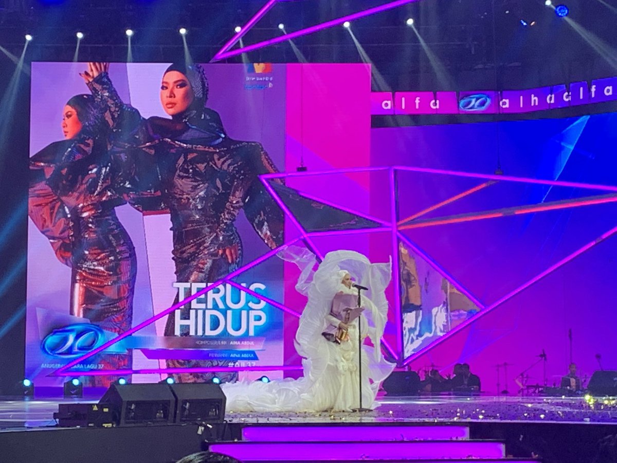 BuletinTV3's tweet photo. Juara: Aina Abdul - Terus Hidup #AJL37 https://t.co/OYbOGgfZpC