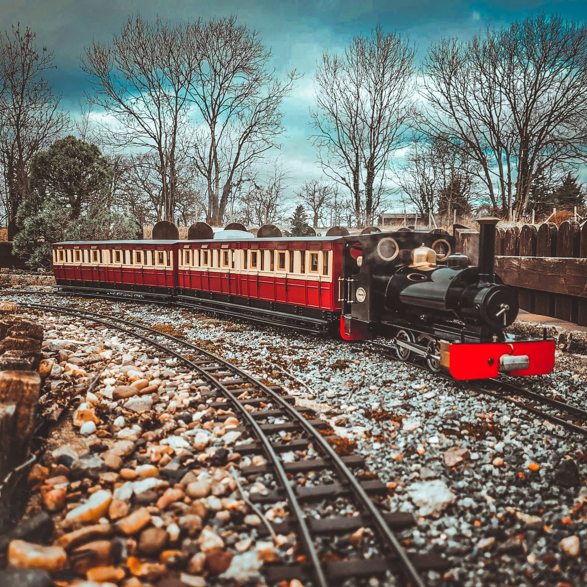 ButterleyGRA's tweet photo. Joe runs his new @RoundhouseEng
Bertie on a Gloomy Saturday.
#ButterleyGardenRailway #BGRA #NarrowGauge #16mm #SM32 #SM45 #Roundhouse #LadyAnne #MinatureRailway #Railway #Locomotive #LiveSteam #RealSteam #lightroom #dji
Photo by https://t.co/EF0NswXCsg https://t.co/vohyahGq3V