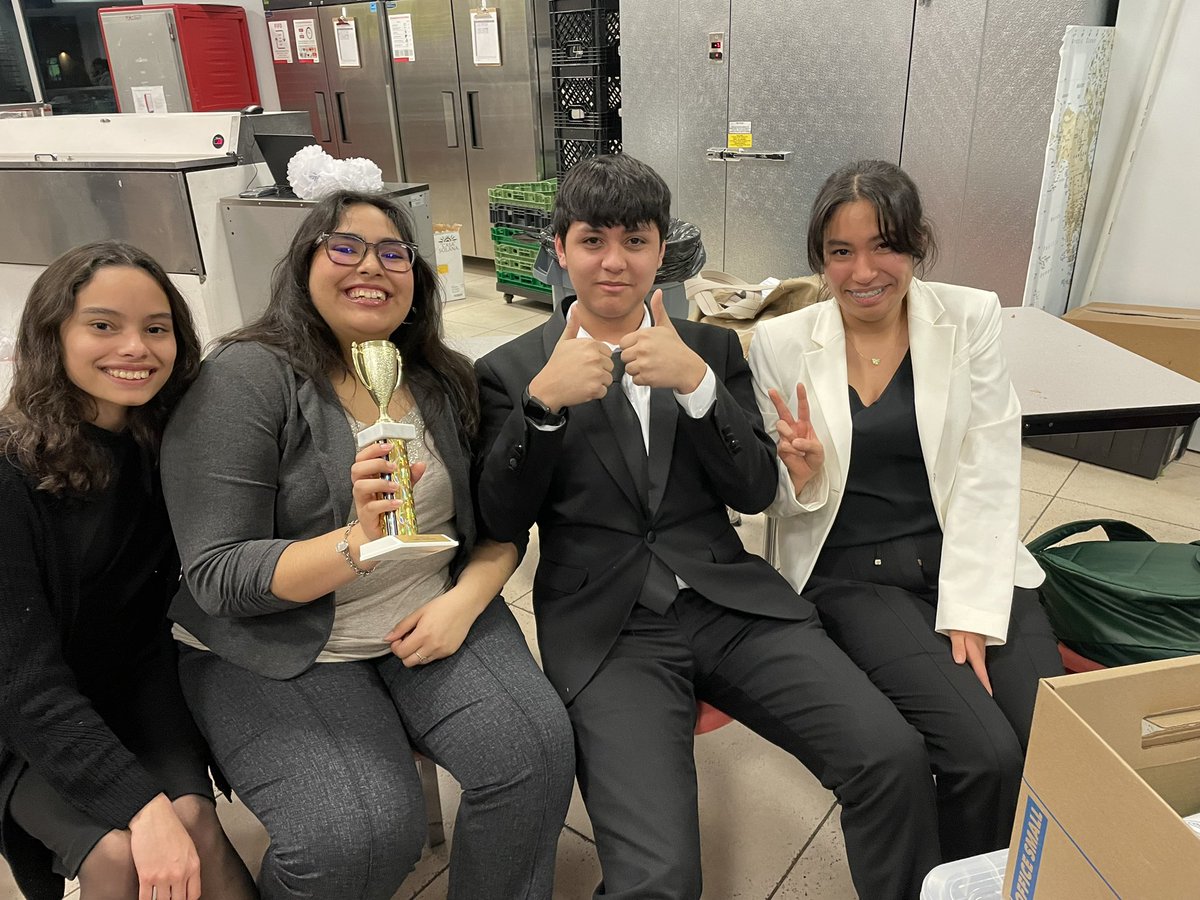 SWHSTigerDebate's tweet photo. CASEDEABATE winners! #casedebates https://t.co/K18hPwPjT3