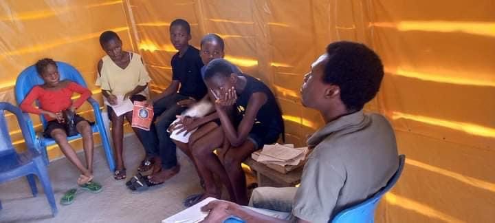 Bsquarebabs's tweet photo. A year ago today, Oghęnęnyorę C. Olętu  was here reading and sharing knowledge with the members of The Yellow House Library.

Today our library is gone.

Today we are relying on your support to build a new home and a better place for our books and library. https://t.co/wQlsEBABBd