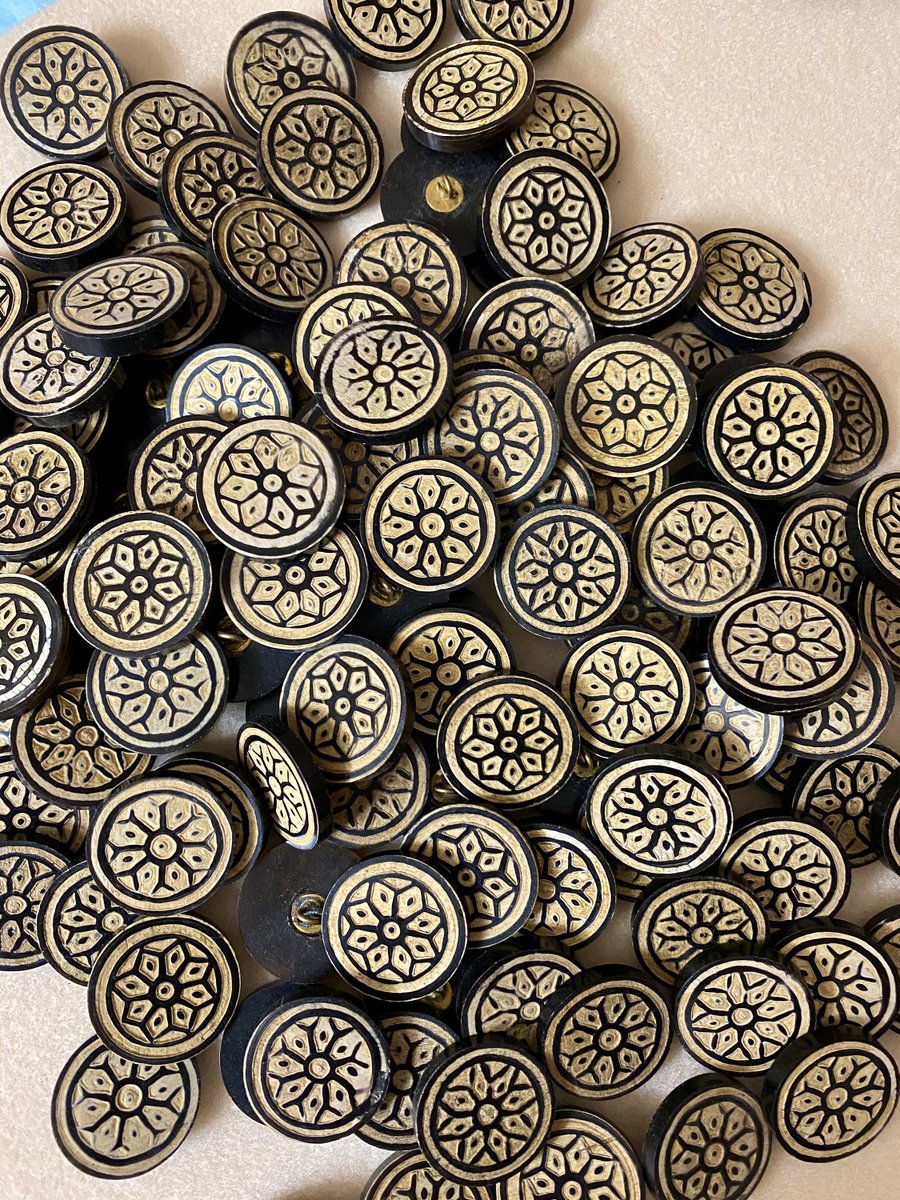 BySupply1's tweet photo. 60 Vintage 23mm small round Decorative 2 tone wood buttons Metal Shanks Lot of 60 by BySupply. https://t.co/D6LYKjiSUX #Etsy #bysupply #SewingButtons https://t.co/HFzSRhTox0
