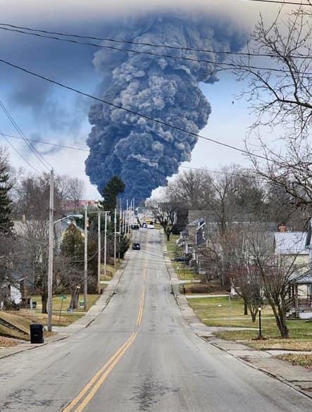 6) Folks — this Ohio vinyl chloride spill and fire 🔥 plume is horrific and seriously bad. I would evacuate anyone in 50 sq miles and also evacuate anyplace downwind of the plume, wherever it travels & can still measure the chemical in the air. @EPA needs to get serious!