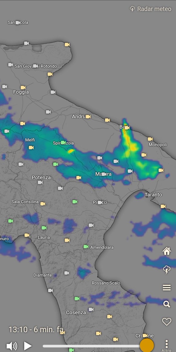 La perturbazione in transito sulla #Puglia, nonostante la sua modesta entità, sta portando alcuni rovesci sui settori centrali della regione, i più consistenti attorno alla zona di #Bari.
#12febbraio
