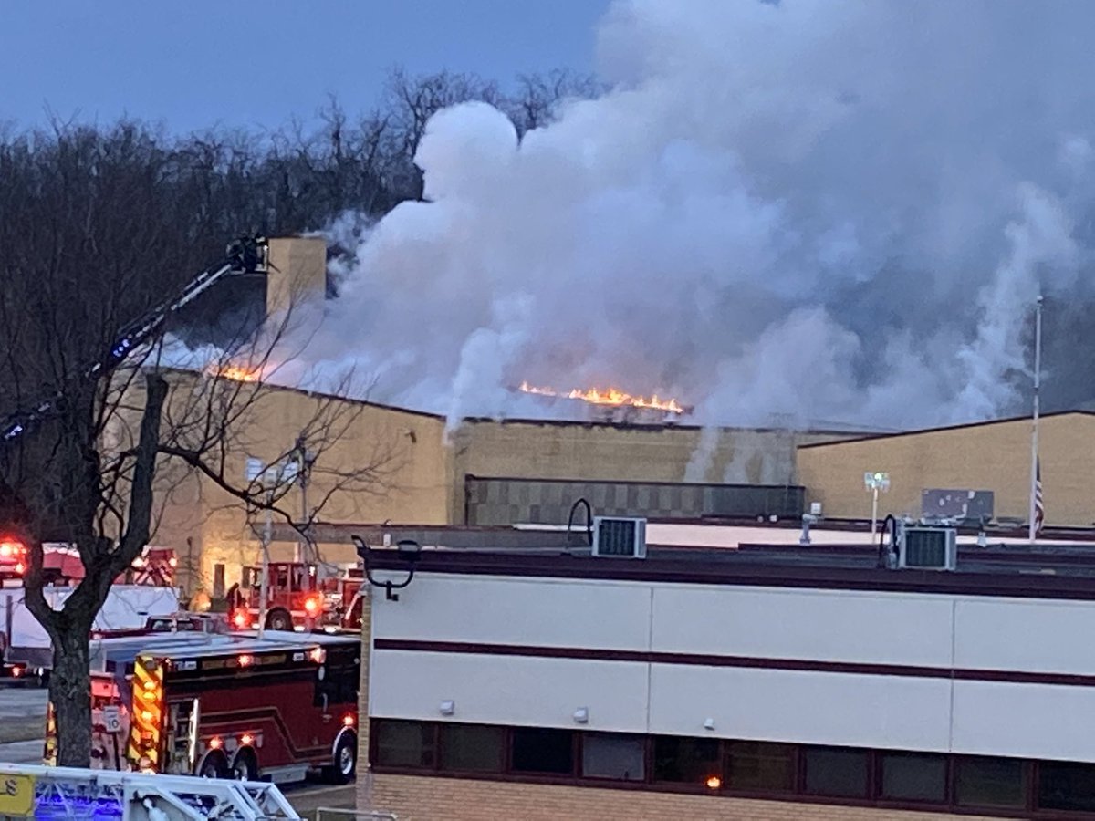 wpxigigi's tweet photo. BREAKING NEWS: Fire coming through the roof of Elizabeth Forward High School @EFBands @ETFD140 https://t.co/irddGbVvad