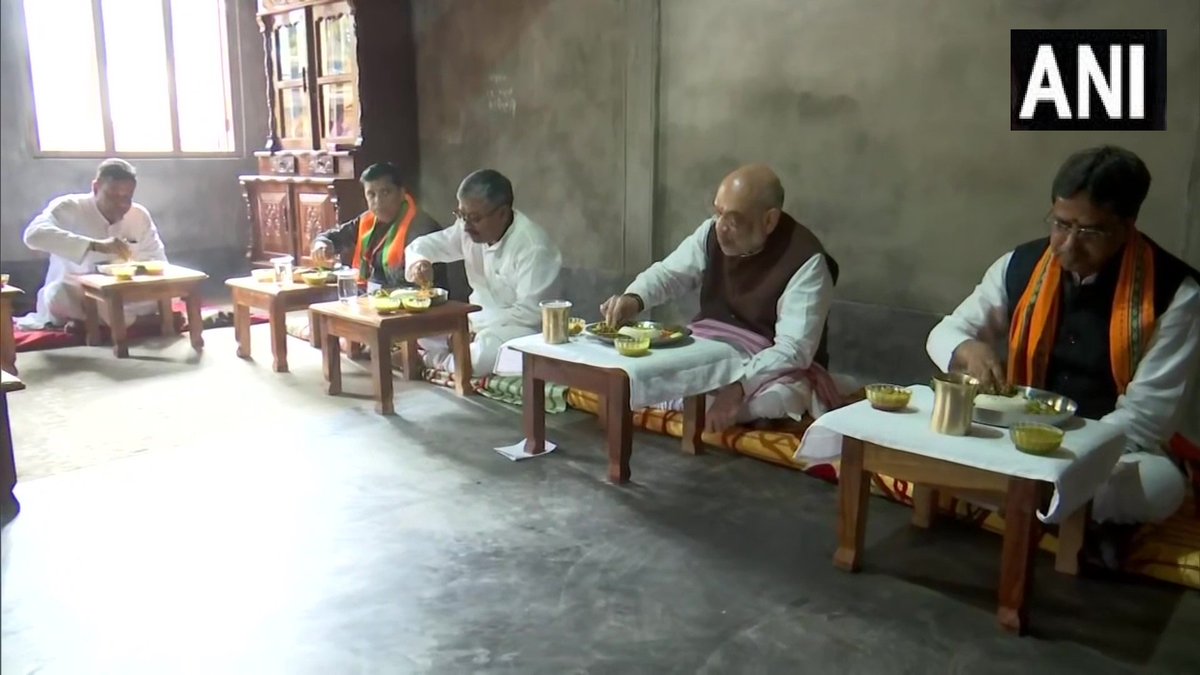ANIBhojpuri's tweet photo. चंडीपुर : केंद्रीय गृहमंत्री अमित शाह अवुरी त्रिपुरा के मुख्यमंत्री माणिक साहा चंडीपुर में भाजपा कार्यकर्ता के संगे लंच करत बाड़े। https://t.co/e1u6kQEEMD