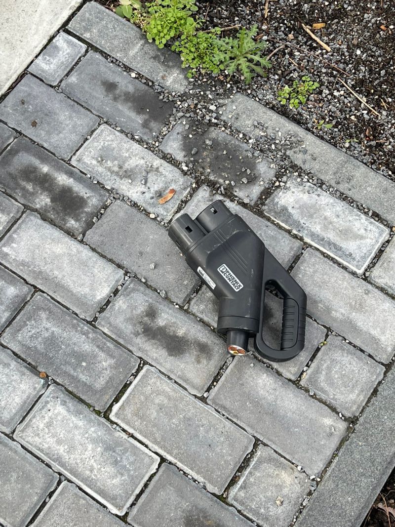 alex_avoigt's tweet photo. Either there is a weird hate against fast-chargers and BEVs or someone wanted to make some money selling copper (Cologne, 🇩🇪 Germany) https://t.co/hUe196ycA2