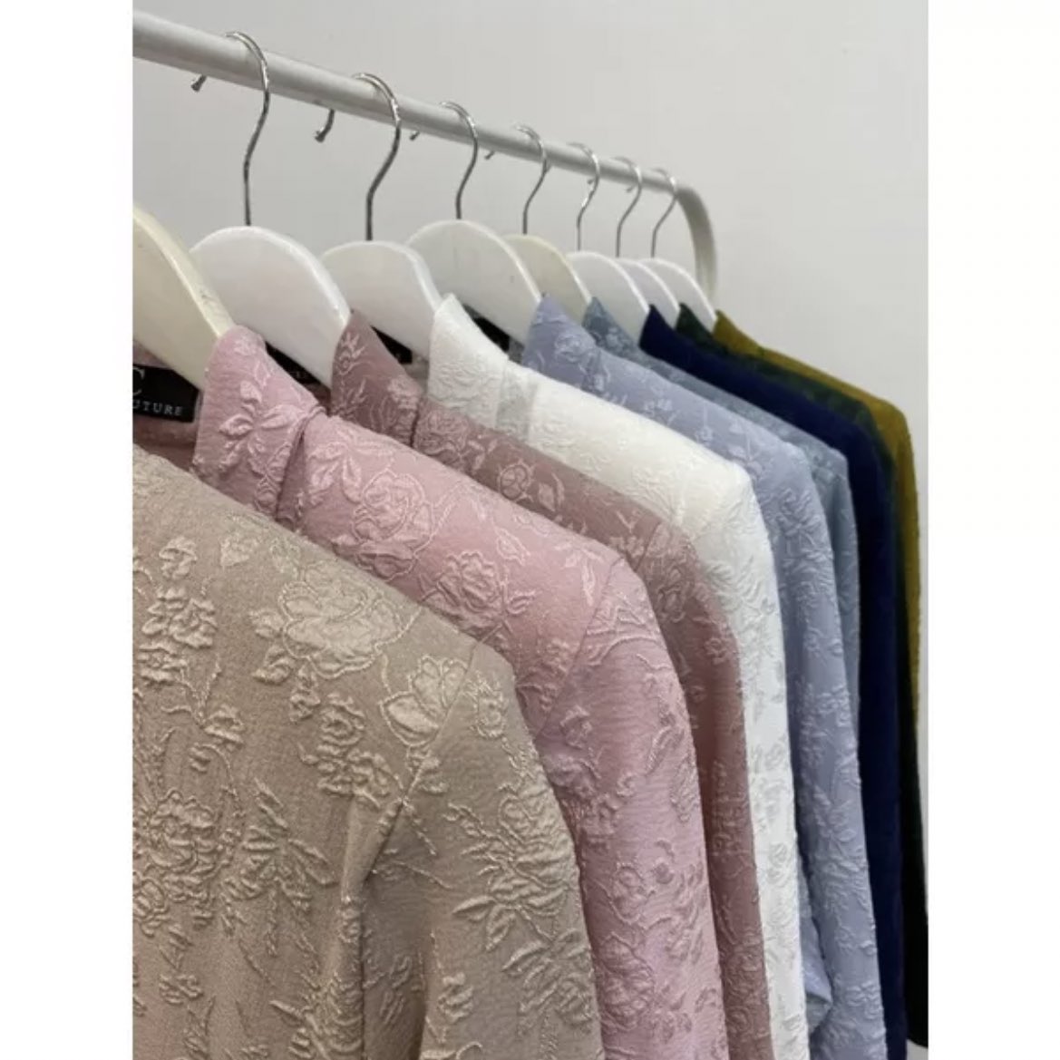kebaya yang mengiyurkan orang tak berapa nak selimm. banyak lagi colour i je malas tunjuk. check sendiri kat sini👉🏿 shope.ee/Aw6JULjGR