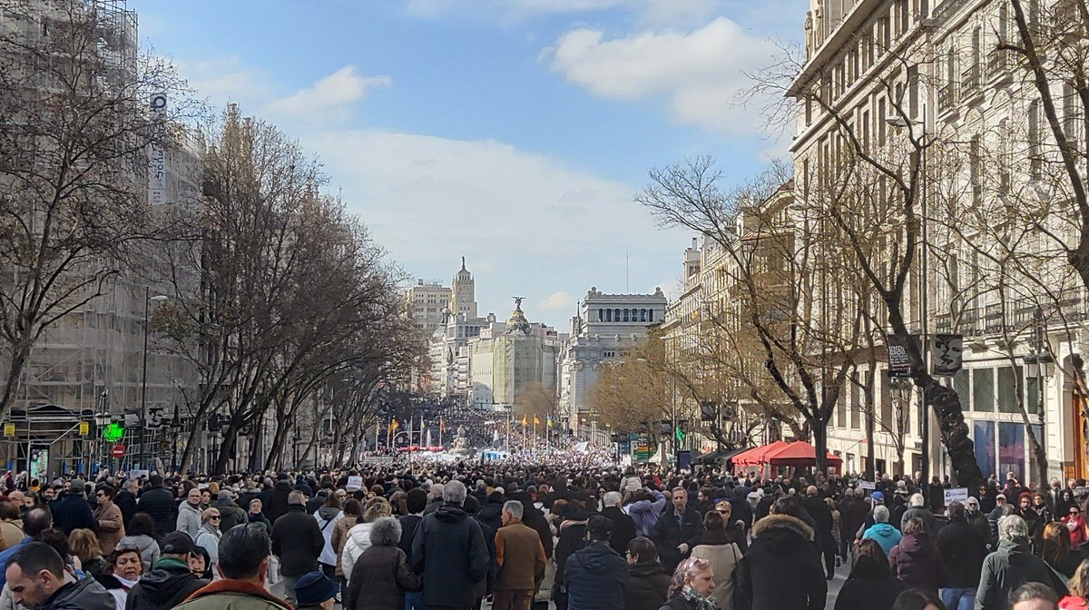 PAH_Arganda's tweet photo. Madrid dice #SanidadPublica #SanidadOAyuso #AyusoDimisión https://t.co/o1MSf4ULZS