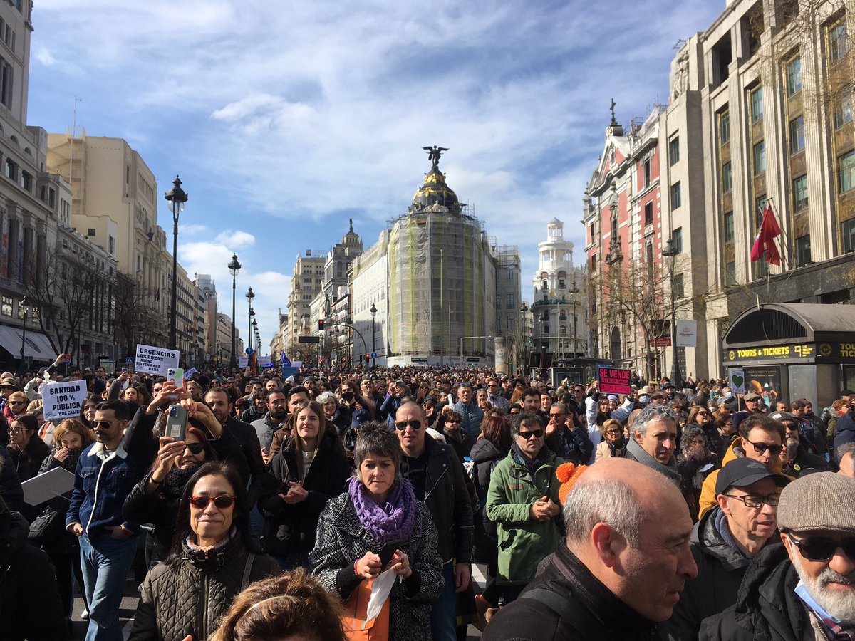 danielguzman's tweet photo. Desmantelar y vender a empresas privadas un derecho constitucional como es la #SanidadPublica es ante todo un delito moral.Desproveer y expropiar un servicio social  básico como es la salud es injusto, impúdico e inmoral por parte de cualquier dirigente. La salud no es un negocio https://t.co/eRbhkoStG9