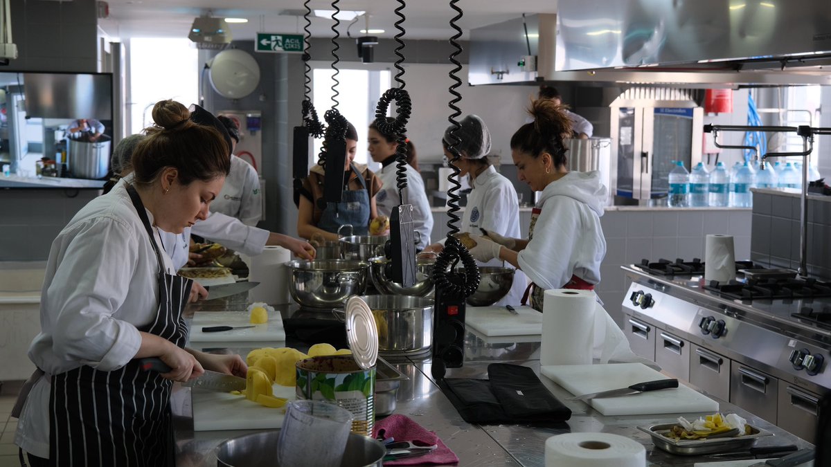 Bahcesehir's tweet photo. Gönüllü şeflerimiz öncülüğünde @bauculinaryarts deprem bölgelerine dağıtmak üzere kavanozda vakumlayarak hazırladıkları ve en az 3 ay dayanacak yemek ve bebek maması üretimini yapmaya devam ediyor.

Emeği geçen şeflerimiz, gönüllülerimiz ve öğrencilerimiz iyi ki varsınız!🙏🏻 https://t.co/FdA671Sqy8