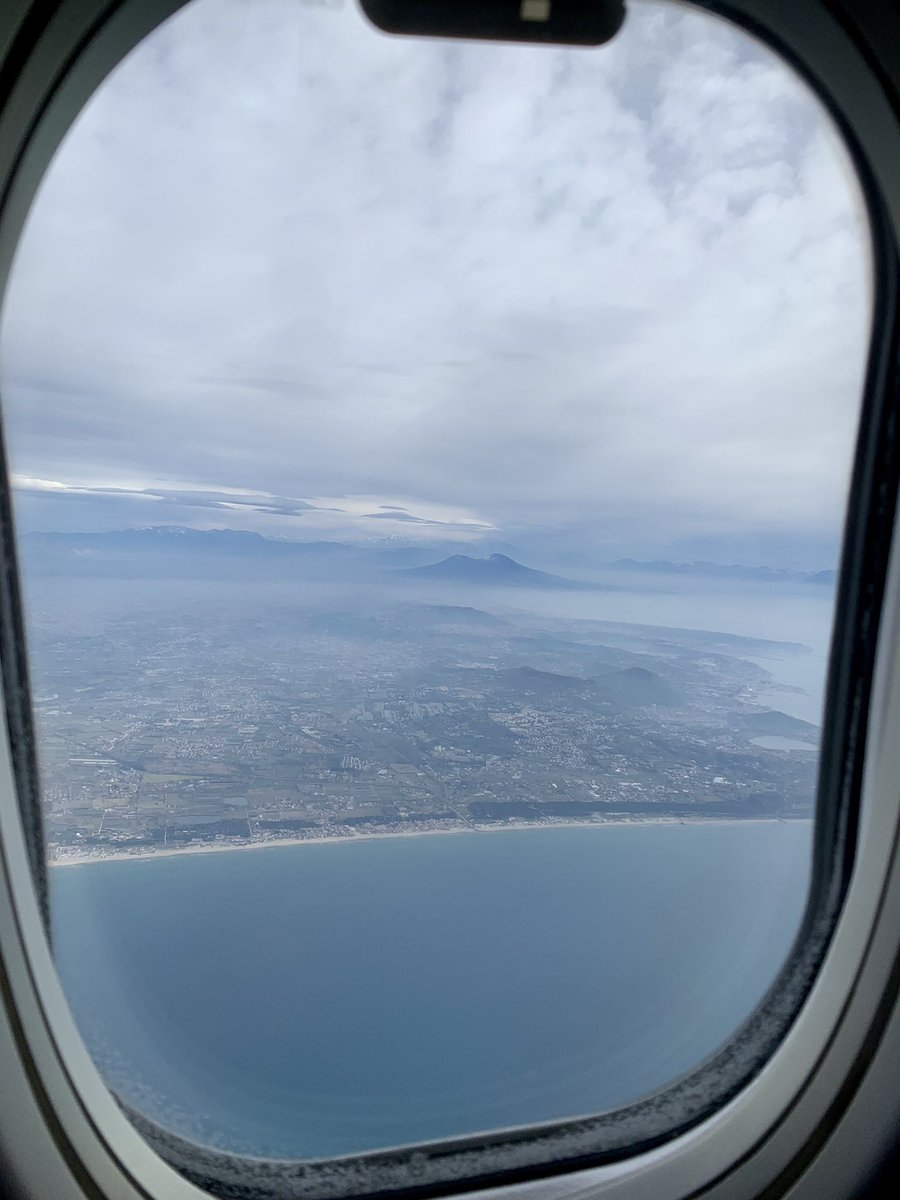 FvsGeography's tweet image. We’ve landed safely in Napoli! 🇮🇹 Plus we had this stunner of a view as we came into land…