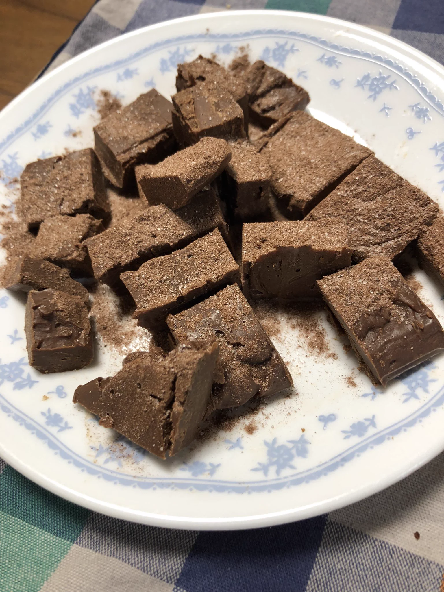 バレンタイン近いと言うことでレシピお借りしました🥳
ちょっと不格好になっちゃったけど、生チョコ感が凄いのと、ココアが良いアクセントになってとても美味しかったです😋  