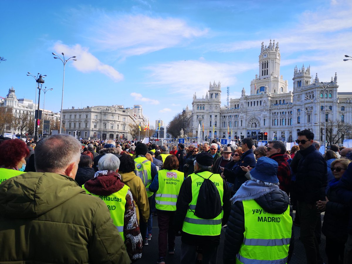 yayoflautas's tweet photo. Cuatro columnas confluyen en Cibeles con sus avenidas llenas de dignidad, reclamando un derecho saqueado y privatizado, la #SanidadPública que era de todos y están haciendo negocio con ella unos pocos.
#MadridSeLevantaEl12F https://t.co/Nv2HYP5qrs
