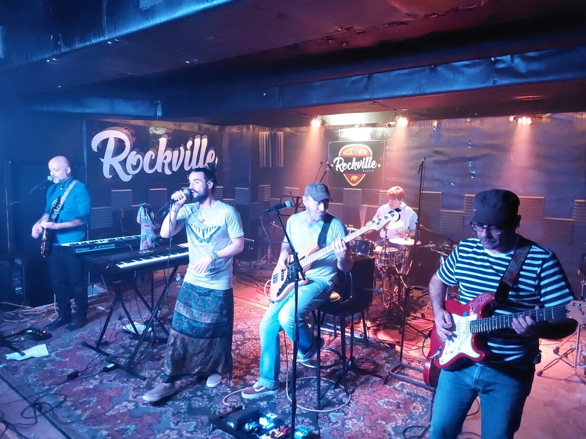 piolet_oficial's tweet photo. Gracias por lo de anoche❤️🤍💜. Más de 150 personas disfrutando, bailando y coreando nuestra Tulpa. 
No lo merecemos.
Sos quiere.

#Rock #Indie #Emergentes https://t.co/aiUWY3q5JH