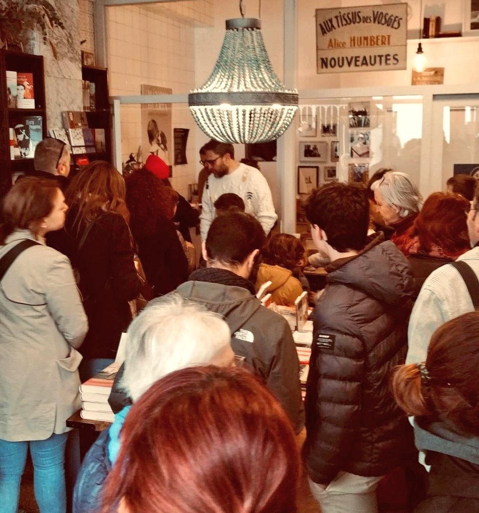 maximohuerta's tweet photo. Alegría de sábado. Visita de lectores y lectoras de toda España en #LaLibreríaDeDoñaLeo
Amistades. Magia, emoción y cariño.
La felicidad vive aquí.
#KilómetroCeroDeLaFelicidad https://t.co/hPhPvnOo4G