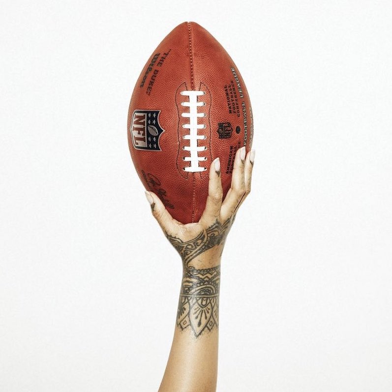 choquei's tweet photo. 🚨HOJE: Após 7 anos sem fazer shows, Rihanna volta a se apresentar no intervalo do #SuperBowl https://t.co/RAUori8UY0