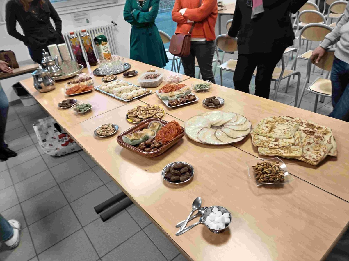 Clg_LesOliviers's tweet image. 2e Café des Parents : 
Comment gérer la frustration de nos Ados !

Un grand merci à leurs représentants pour l’organisation.

On nous avait promis un apéritif oriental : ce fût un régal tant pour nos yeux que pour nos papilles.
#Parents #Coéducation #Neurosciences