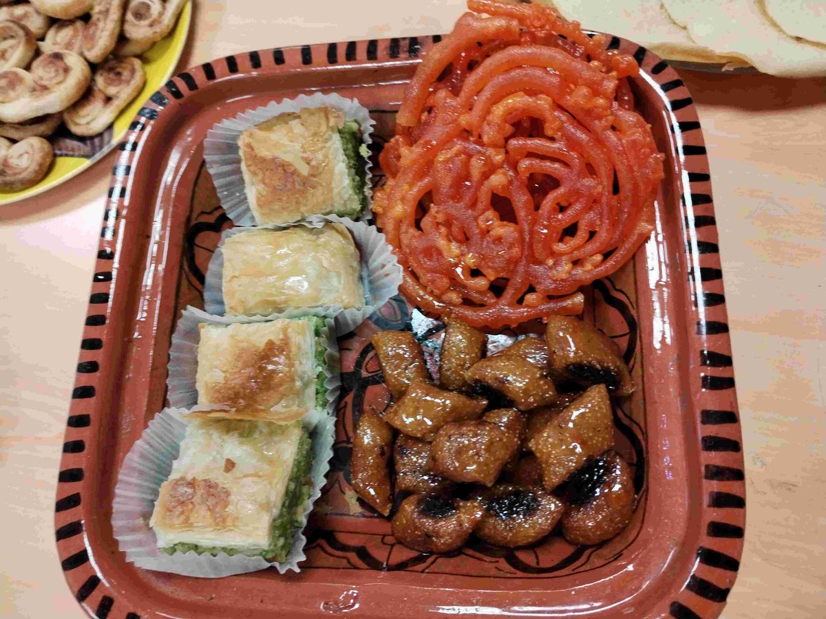 Clg_LesOliviers's tweet image. 2e Café des Parents : 
Comment gérer la frustration de nos Ados !

Un grand merci à leurs représentants pour l’organisation.

On nous avait promis un apéritif oriental : ce fût un régal tant pour nos yeux que pour nos papilles.
#Parents #Coéducation #Neurosciences