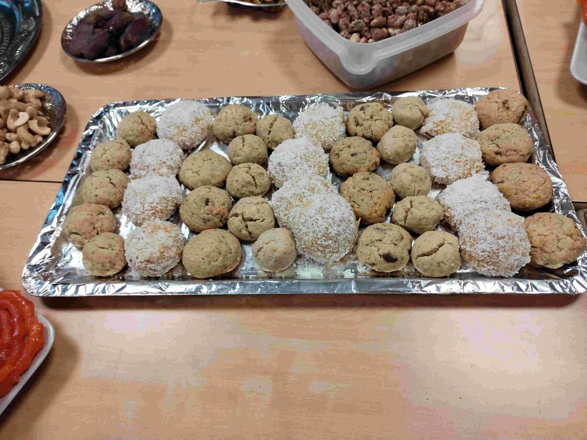 Clg_LesOliviers's tweet image. 2e Café des Parents : 
Comment gérer la frustration de nos Ados !

Un grand merci à leurs représentants pour l’organisation.

On nous avait promis un apéritif oriental : ce fût un régal tant pour nos yeux que pour nos papilles.
#Parents #Coéducation #Neurosciences