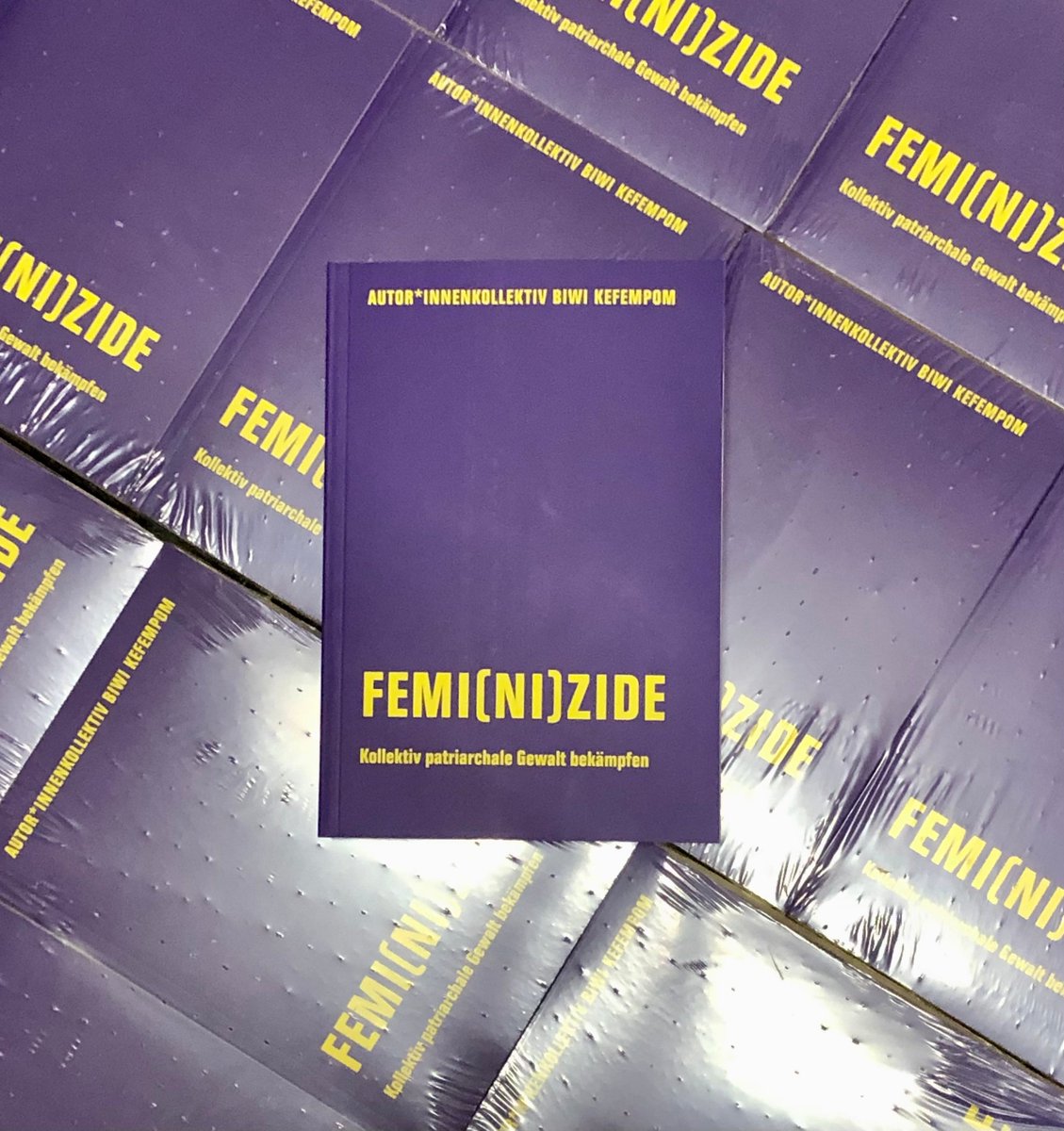 verbrecherei's tweet photo. Aus der Druckerei und am 8. März überall lieferbar: "Femi(ni)zide. Kollektiv patriarchale Gewalt bekämpfen" des Autor*innenkollektivs
Biwi Kefempom. 
Mehr zum Buch: https://t.co/2zJfJfTLtP
#verbrecherei #verbrecherverlag #femizide #feminizide #biwikefempom https://t.co/7usERuJRIF