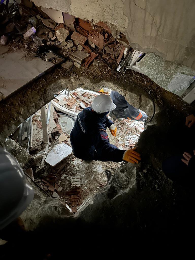 AliYerlikaya's tweet photo. #İstanbul'dan yolcu ettiğimiz #SahilGüvenlik Komutanlığımıza bağlı 200 personelimiz 8 araçla birlikte #deprem bölgelerinde aralıksız görev yapmaya devam ediyor⚓️

Kahraman Mehmetçiklerimizin ayağına taş değmesin🇹🇷🇹🇷🇹🇷 https://t.co/le74m9bt5f