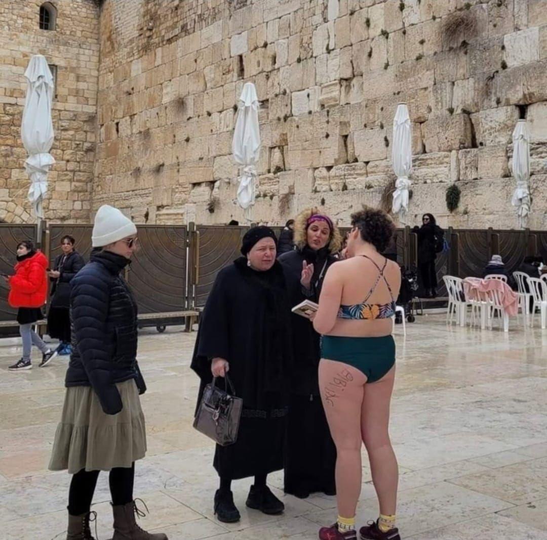 i24NEWS_EN's tweet photo. Western Wall Chief Rabbi decries 'provocation', after a woman walks through holy site stripped down to her underwear

https://t.co/1swrf5Rr7b https://t.co/ikIxzjCzqK
