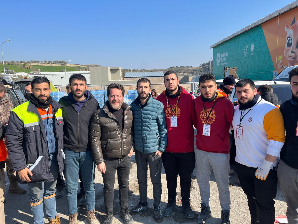 Galatasaray yönetimi, sporcusu ve taraftarıyla ihtiyaç duyulan her yerde var gücüyle çalışmaya devam ediyor. #BizBeraberiz #ultrAslanUNI