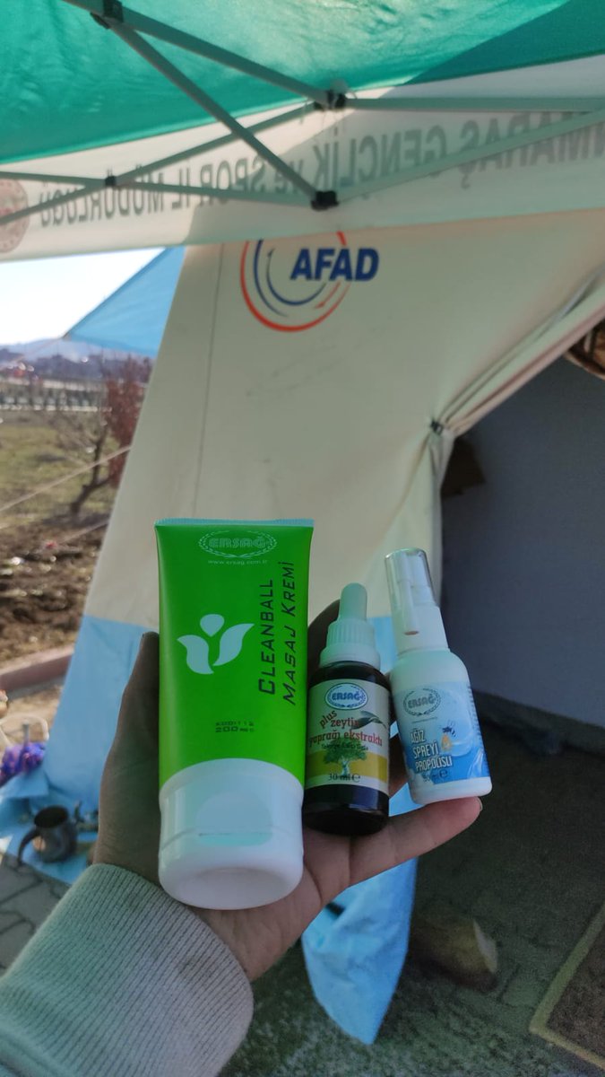 Gulumsun10's tweet photo. Kahramanmaraş'taki  depremzedelere desteğe giden Recep Varıcı @LaleVARICI oğlu bronzum @CalsknSultan ve ailesine en büyük jesti Ersağ ürünleri ile yaptı.. Allah razı olsun hepinizden https://t.co/zIVjFdUiLK
